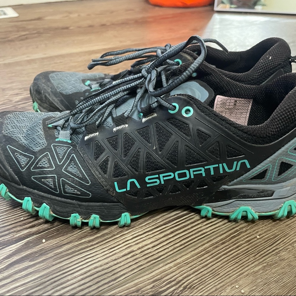 Like new Women's Sportiva Bushido size 9 trail runner